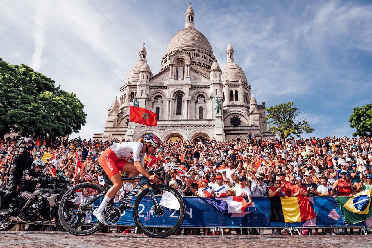 Die polinische Radfahrerin Kasia Niewiadoma passiert beim Straßenradrennen bei den Olympischen Spielen die Basilika Sacré Cœur im Künstlerviertel Montmartre