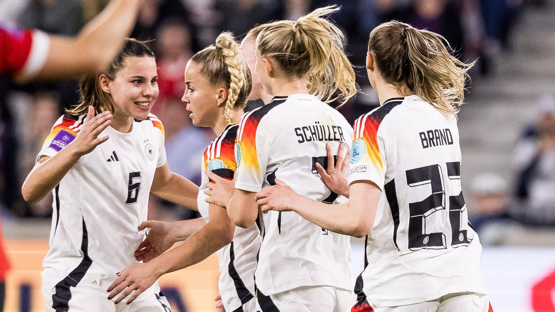 Mehrere deutsche Nationalspielerinnen jubeln nach einem Tor und gratulieren Torschützin Giulia Gwinn.