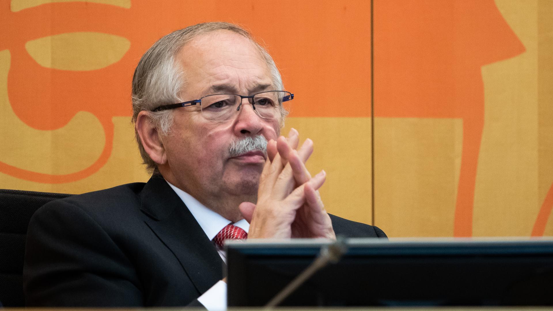 Archivbild aus dem Jahr 2018: Norbert Kartmann (CDU), damals Landtagspräsident von Hessen, sitzt während einer Parlamentssitzung im Plenarsaal. 