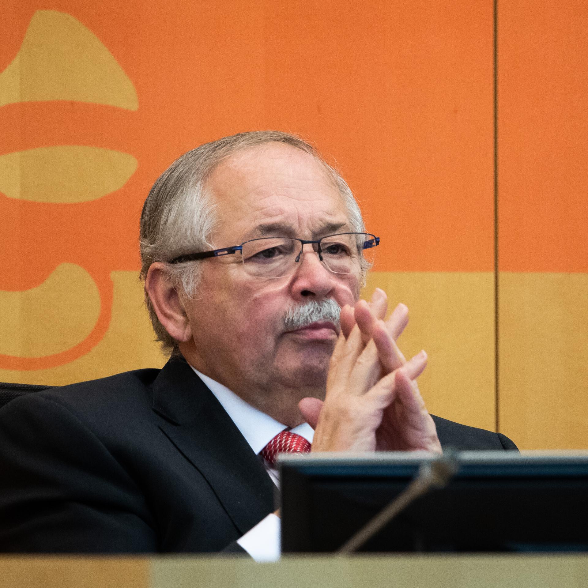 Archivbild aus dem Jahr 2018: Norbert Kartmann (CDU), damals Landtagspräsident von Hessen, sitzt während einer Parlamentssitzung im Plenarsaal. 