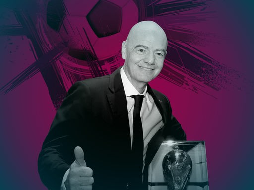 Porträt von Gianni Infantino, der lächelnd in die Kamera schaut und neben sich den FIFA-Pokal aus 2026 stehen hat. Im Hintergrund ist die violett eingefärbte Grafik eines Fußballes zu sehen. Porträt von Gianni Infantino, der lächelnd in die Kamera schaut und neben sich den FIFA-Pokal aus 2026 stehen hat. Im Hintergrund ist die violett eingefärbte Grafik eines Fußballes zu sehen.