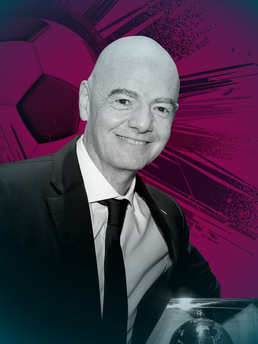 Porträt von Gianni Infantino, der lächelnd in die Kamera schaut und neben sich den FIFA-Pokal aus 2026 stehen hat. Im Hintergrund ist die violett eingefärbte Grafik eines Fußballes zu sehen. Porträt von Gianni Infantino, der lächelnd in die Kamera schaut und neben sich den FIFA-Pokal aus 2026 stehen hat. Im Hintergrund ist die violett eingefärbte Grafik eines Fußballes zu sehen.