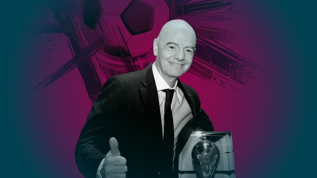 Porträt von Gianni Infantino, der lächelnd in die Kamera schaut und neben sich den FIFA-Pokal aus 2026 stehen hat. Im Hintergrund ist die violett eingefärbte Grafik eines Fußballes zu sehen. Porträt von Gianni Infantino, der lächelnd in die Kamera schaut und neben sich den FIFA-Pokal aus 2026 stehen hat. Im Hintergrund ist die violett eingefärbte Grafik eines Fußballes zu sehen.