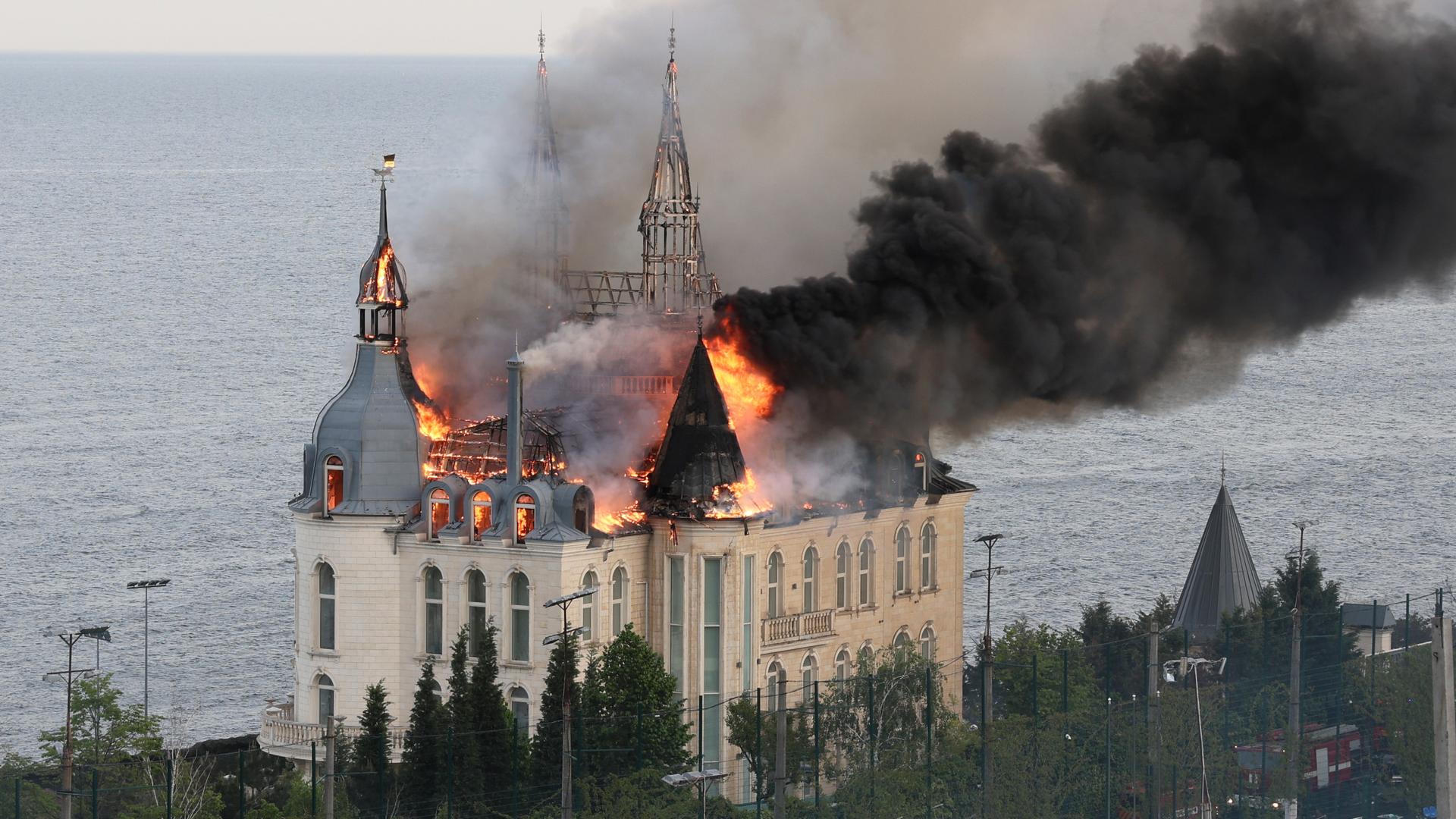 Ein Gebäude der Rechtsakademie von Odessa brennt nach einem russischen Raketenangriff. 