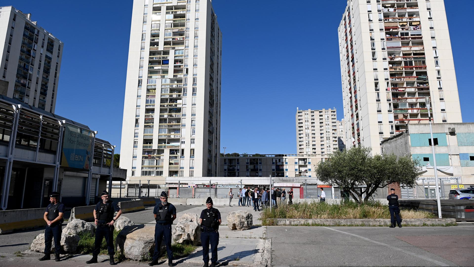Polizeibeamte stehen während des Besuchs des französischen Innenministers vor Gebäuden im Stadtteil Pissevin in Nîmes. Polizeibeamte stehen während des Besuchs des französischen Innenministers vor Gebäuden im Stadtteil Pissevin in Nîmes.