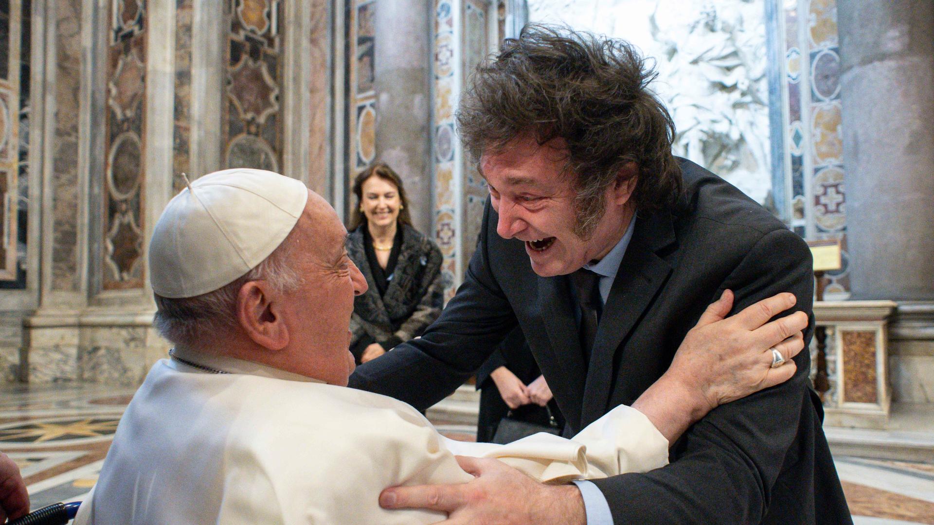Der argentinische Präsident Javier Milei begrüßt Papst Franziskus.