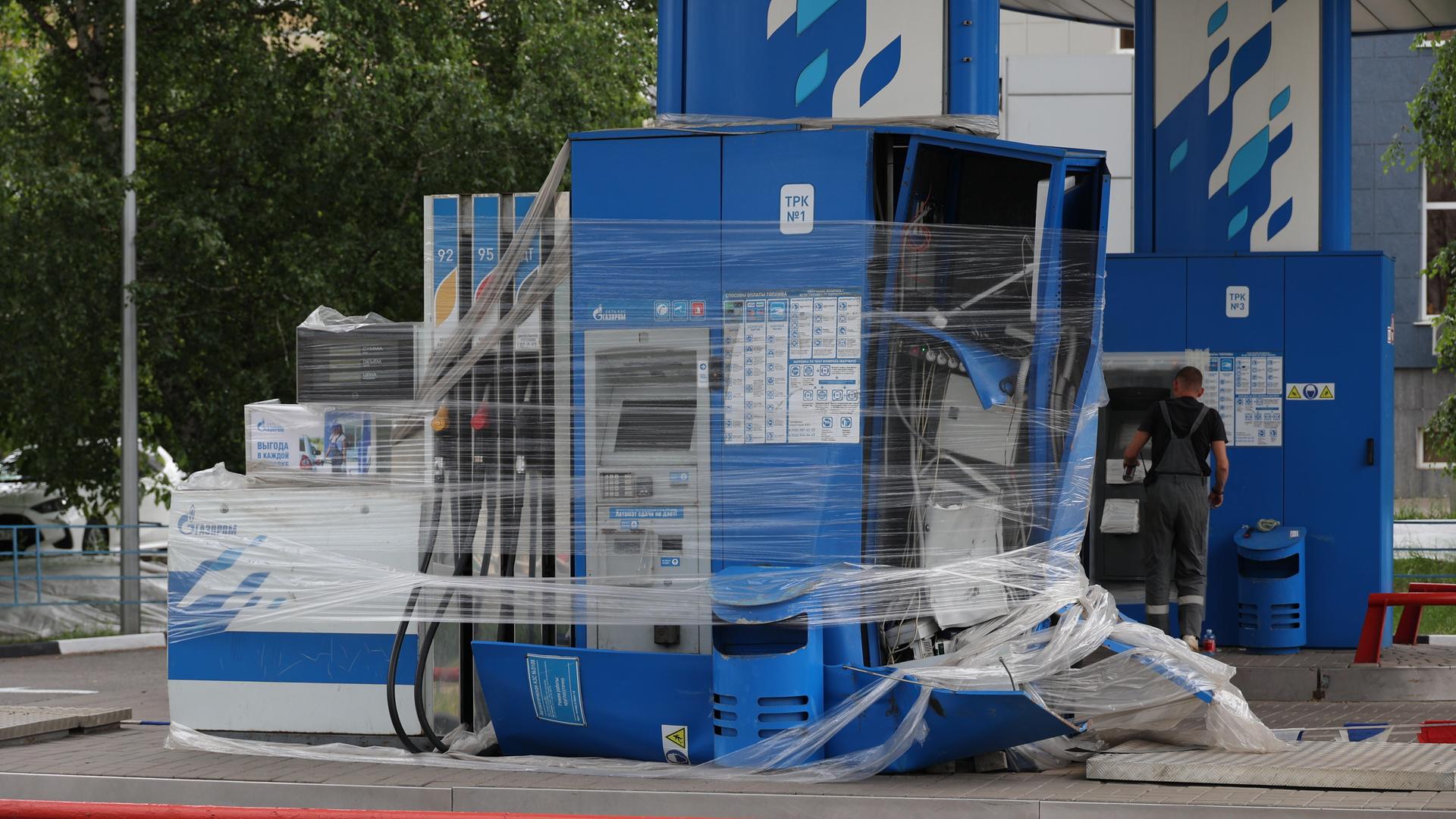 Eine Tankstelle im russischen Belgorod, die Zapfsäule ist mit Plastik umwickelt und außer Betrieb