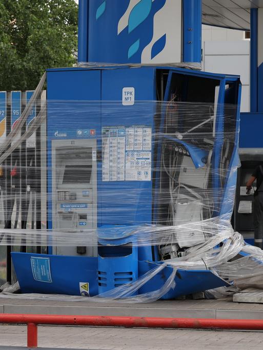 Eine Tankstelle im russischen Belgorod, die Zapfsäule ist mit Plastik umwickelt und außer Betrieb Eine Tankstelle im russischen Belgorod, die Zapfsäule ist mit Plastik umwickelt und außer Betrieb