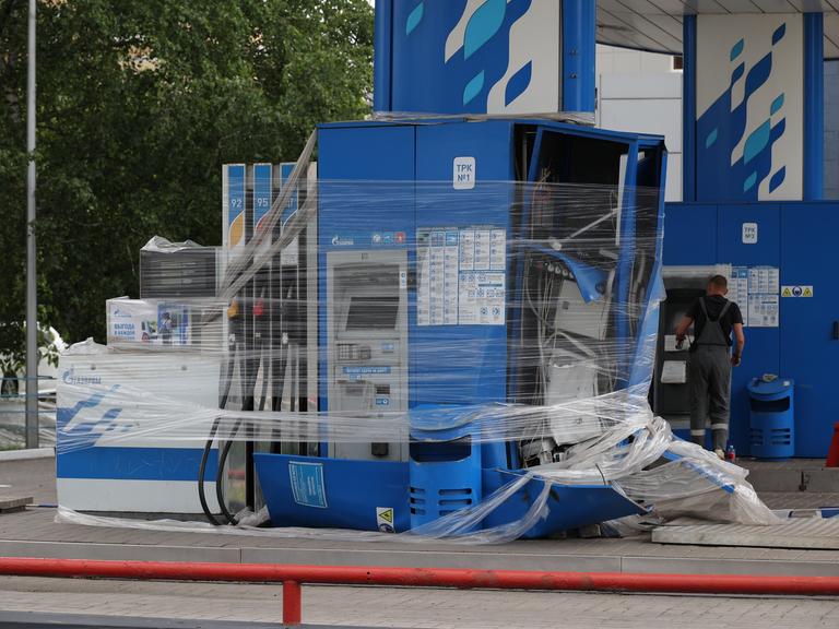 Eine Tankstelle im russischen Belgorod, die Zapfsäule ist mit Plastik umwickelt und außer Betrieb Eine Tankstelle im russischen Belgorod, die Zapfsäule ist mit Plastik umwickelt und außer Betrieb