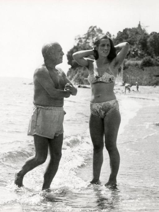 Der spanische Maler Pablo Picasso mit seiner damaligen Lebensgefährtin Francoise Gilot (re.) aus dem Jahr 1950