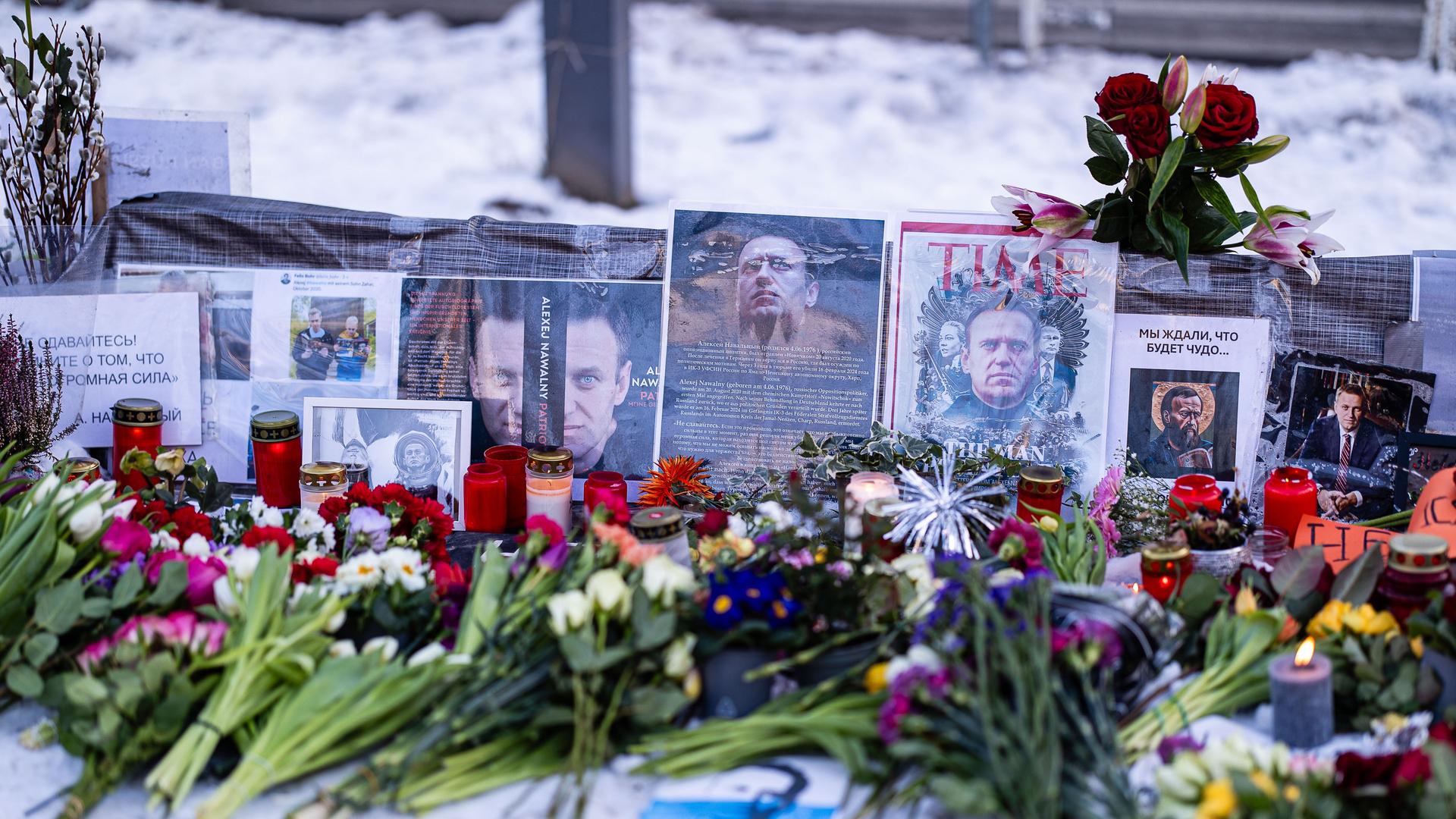 Blumen und Fotos bei einem Gedenk zu Alexej Nawalny am 16. Februar 2025 vor der Russischen Botschaft in Berlin. Der russische Jurist und Oppositionspolitiker ist vor einem Jahr gestorben.