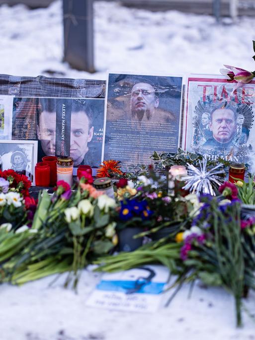 Blumen und Fotos bei einem Gedenk zu Alexej Nawalny am 16. Februar 2025 vor der Russischen Botschaft in Berlin. Der russische Jurist und Oppositionspolitiker ist vor einem Jahr gestorben.