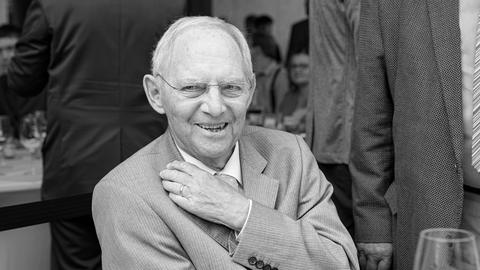 Berlin: Wolfgang Schäuble (CDU), lächelt in die Kamera.