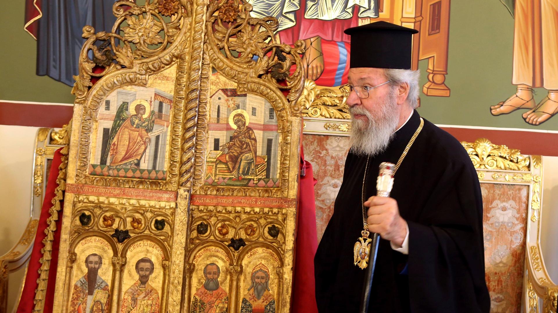 Der griechisch-orthodoxe Erzbischof von Zypern, Chrysostomos II. vor einer vergoldeten Tür, die den Altar einer Kirche in Nikosia abgrenzt.