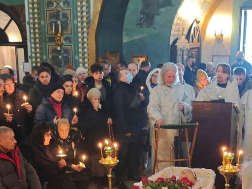 Moskau: Auf diesem vom Nawalny-Team veröffentlichten Foto erweisen Angehörige und Freunde am offenen Sarg dem russischen Oppositionsführers Alexej Nawalny in der Kirche zu Ehren der Gottesmutterikone "Lindere meine Trauer" die letzte Ehre. 