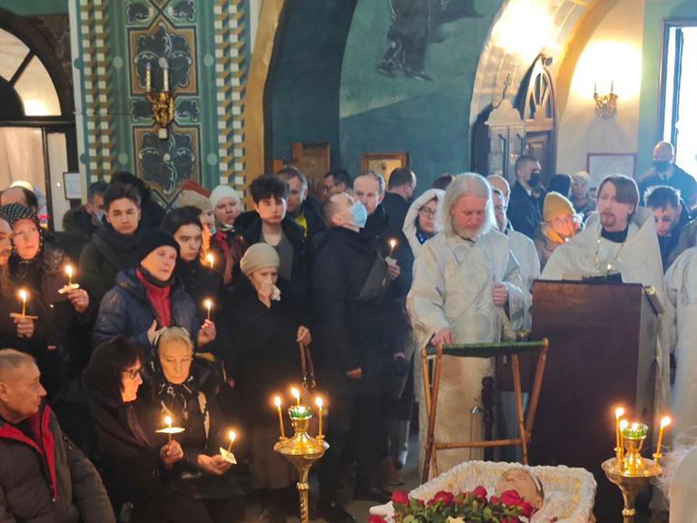 Moskau: Auf diesem vom Nawalny-Team veröffentlichten Foto erweisen Angehörige und Freunde am offenen Sarg dem russischen Oppositionsführers Alexej Nawalny in der Kirche zu Ehren der Gottesmutterikone "Lindere meine Trauer" die letzte Ehre. 