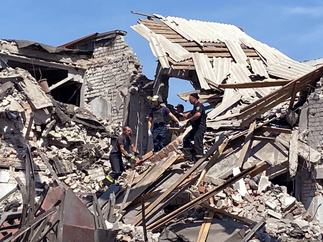 Rettungskräfte suchen nach Überlebenden in einem von der russischen Armee völlig zerstörten Haus in der Region Donezk in der Ukraine.