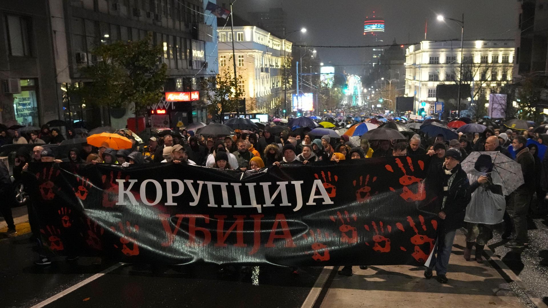 Auf einer Straße in Belgrad protestieren Menschen gegen die Regierung. Belgrade, Serbia, Monday, Nov. 11, 2024. (AP Photo/Darko Vojinovic)