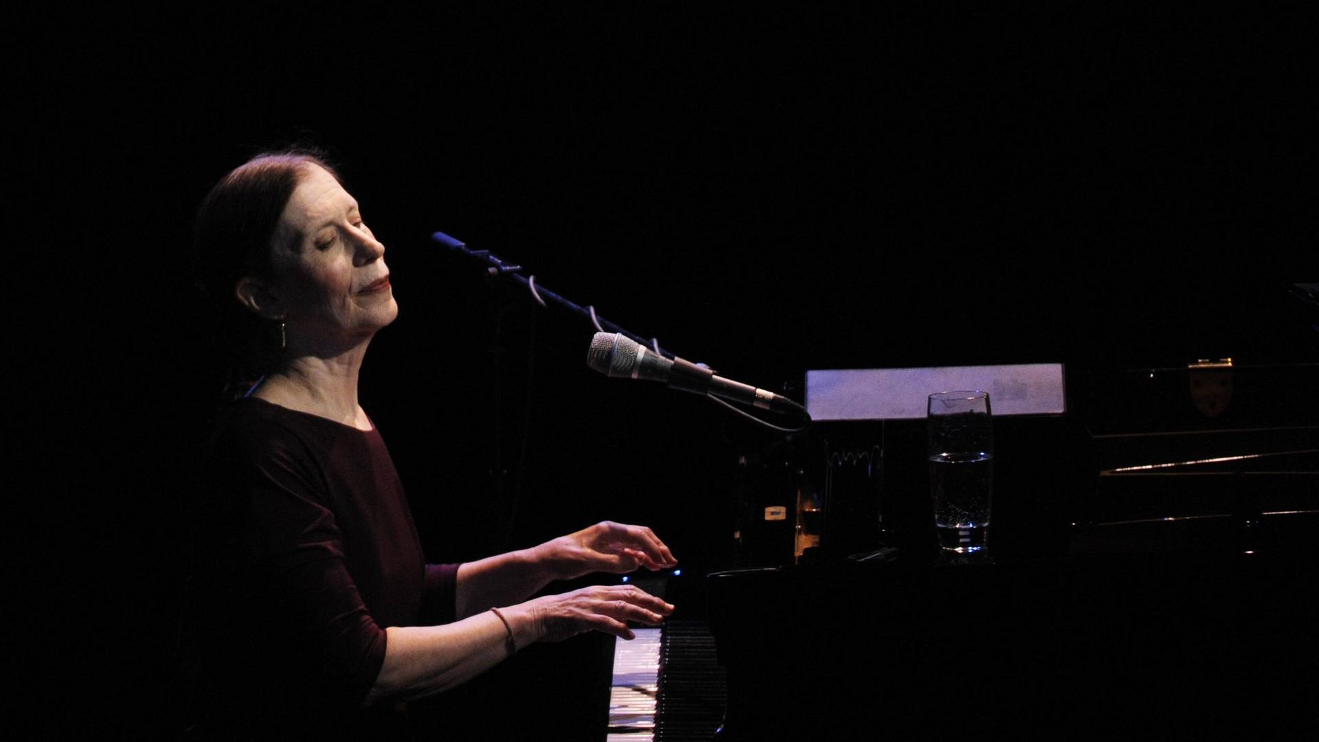 Die Künstlerin Meredith Monk bei ihrem Auftritt in der Prager Archa im Jahr 2010.