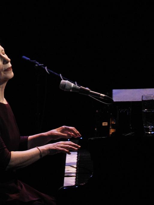 Die Künstlerin Meredith Monk bei ihrem Auftritt in der Prager Archa im Jahr 2010.