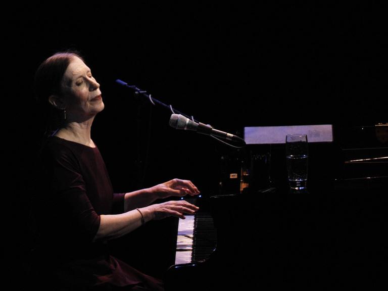 Die Künstlerin Meredith Monk bei ihrem Auftritt in der Prager Archa im Jahr 2010.