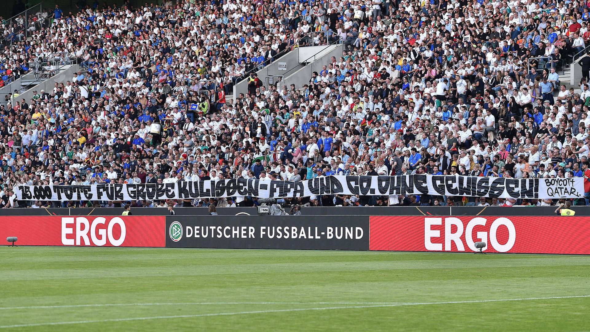 Deutschland gegen Italien - Fans kritisieren FIFA und Katar