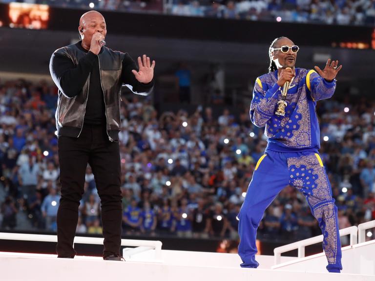 Dr. Dre und Snoop Dogg bei der Halbzeitshow des Superbowls