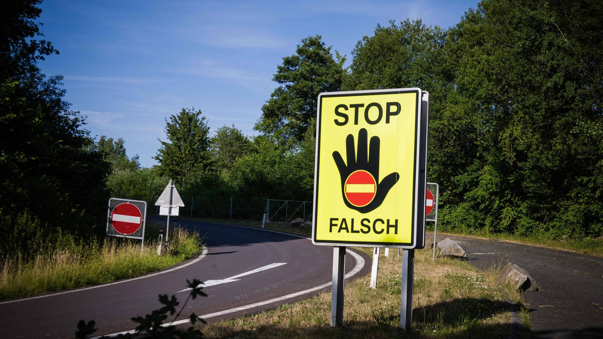 Ein Warnschild "STOP" auf einer Zufahrt auf eine Autobahn in Österreich. Ein Warnschild "STOP" auf einer Zufahrt auf eine Autobahn in Österreich.