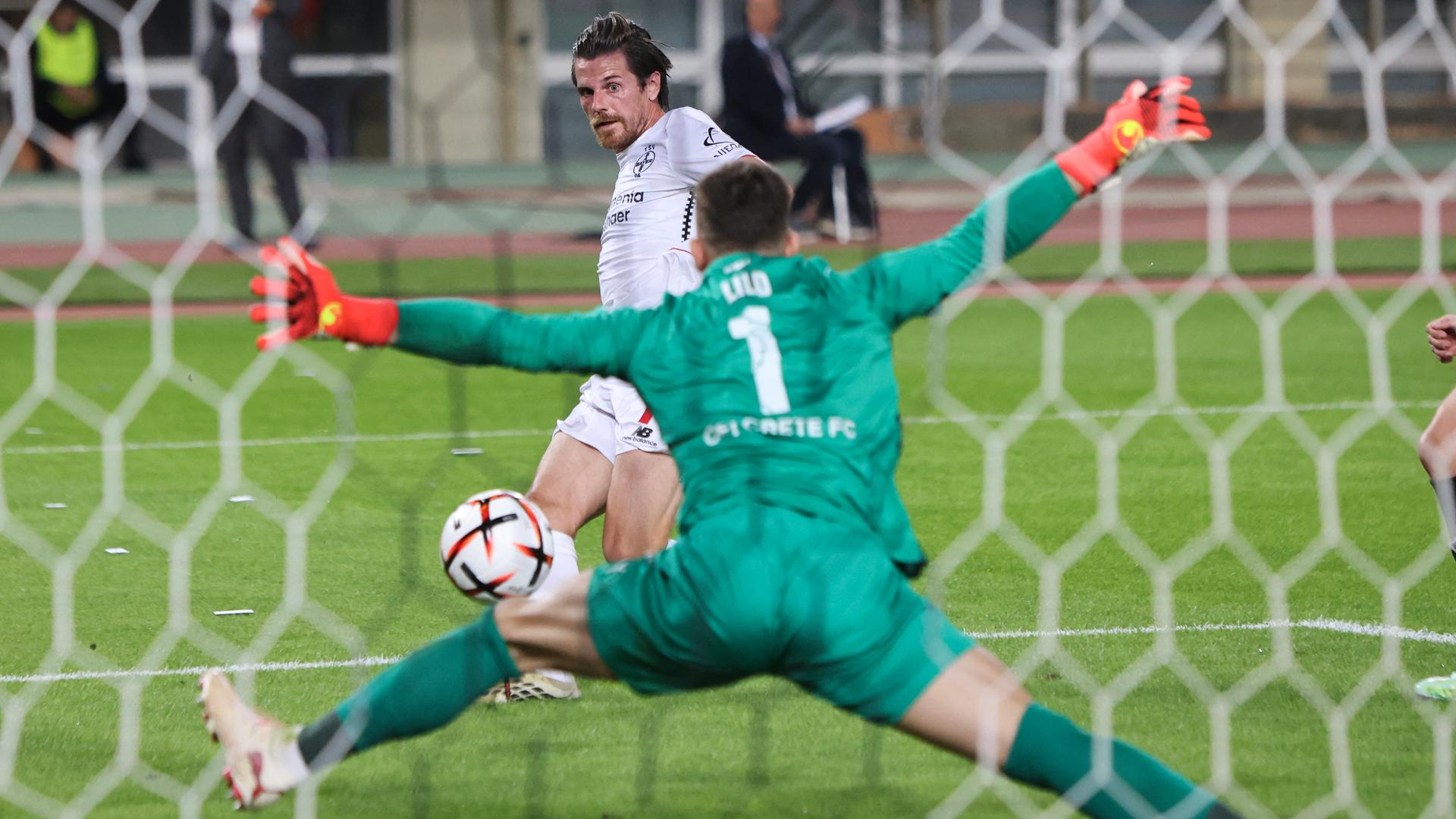 Jonas Hofmann von Bayer Leverkusen schießt am Torhüter von OFI Kreta vorbei ins Netz.