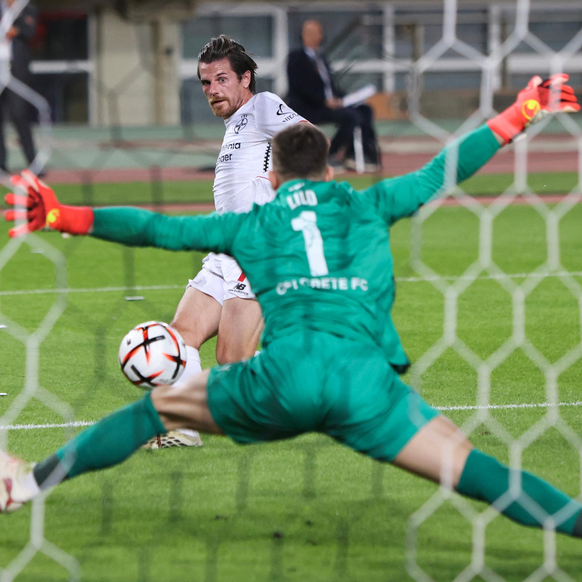 Jonas Hofmann von Bayer Leverkusen erzielt ein Tor gegen OFI Heraklion.