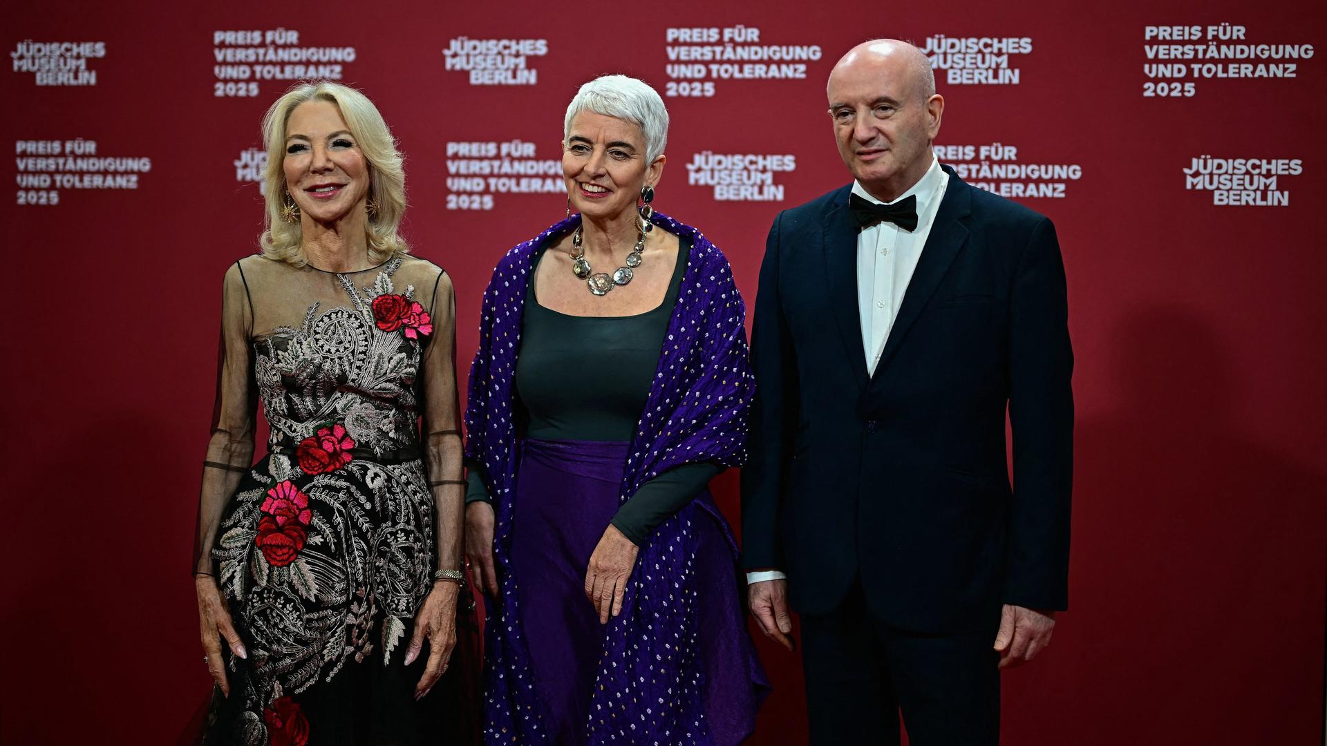 Die Direktorin des Jüdischen Museums Berlin, Hetty Berg (m.), mit den Preisträgern Amy Gutmann (l.) und Daniel Zajfman (r.); sie stehen in Abendgarderobe nebeneinander auf einer Bühne. Die Direktorin des Jüdischen Museums Berlin, Hetty Berg (m.), mit den Preisträgern Amy Gutmann (l.) und Daniel Zajfman (r.); sie stehen in Abendgarderobe nebeneinander auf einer Bühne.