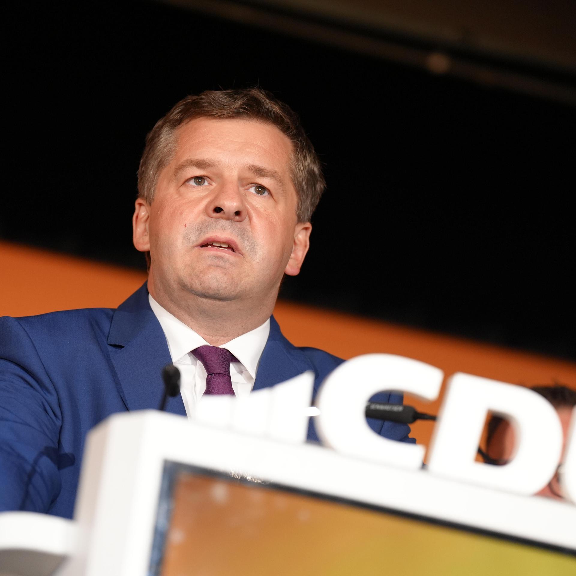 MinisterprÀsident und CDU-Spitzenkandidat Sven Schulze bei der Rede zu seinen AnhÀngern nach der Wahlniederlage in Sachsen-Anhalt MinisterprÀsident und CDU-Spitzenkandidat Sven Schulze bei der Rede zu seinen AnhÀngern nach der Wahlniederlage in Sachsen-Anhalt