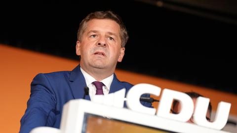 Ministerpräsident und CDU-Spitzenkandidat Sven Schulze bei der Rede zu seinen Anhängern nach der Wahlniederlage in Sachsen-Anhalt