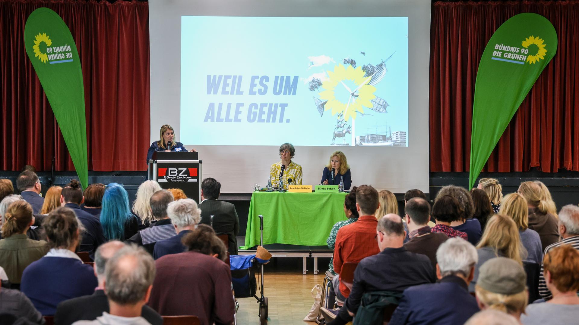 Maike Schaefer, grüne Spitzenkandidatin und Mobilitätssenatorin von Bremen, spricht bei der Landesmitgliederversammlung der Bremer Grünen zum Ausgang der Bürgerschaftswahl.