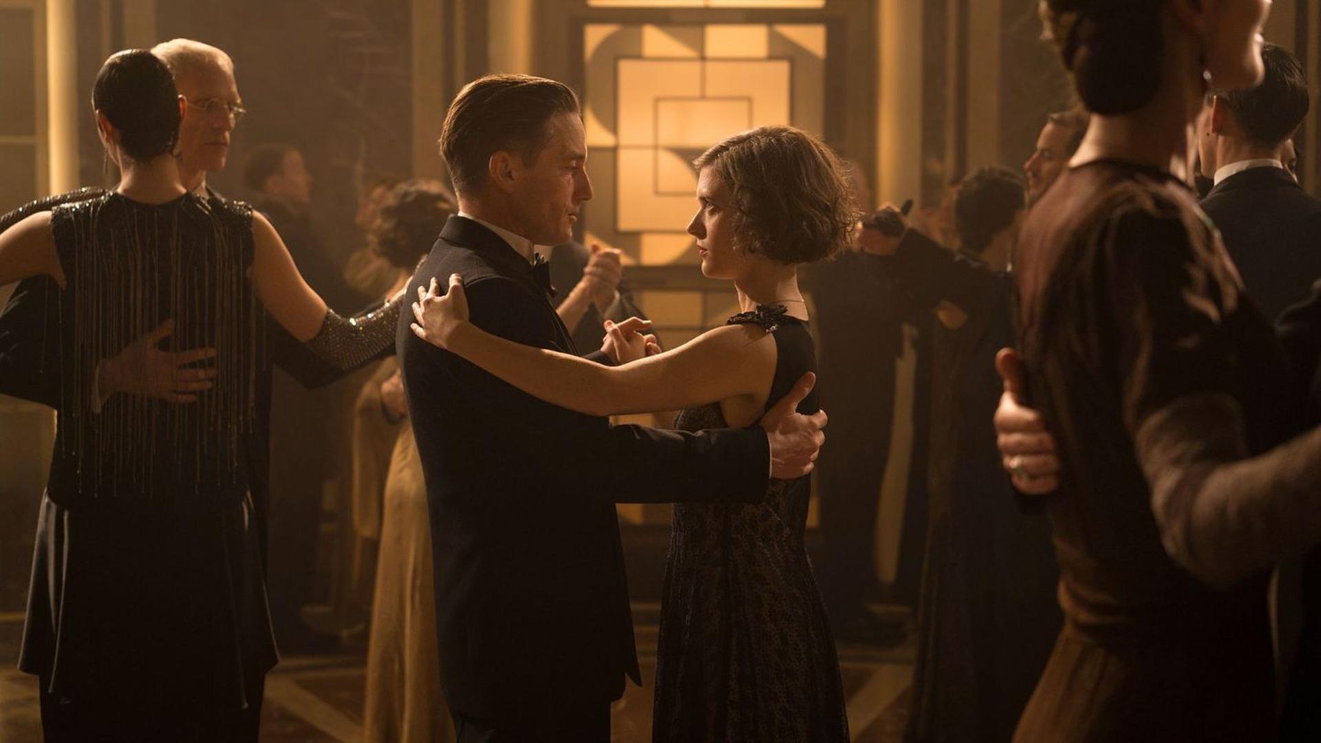 Gereon Rath (Volker Bruch) und Charlotte Ritter (Liv Lisa Fries) tanzen zusammen in der Serie "Babylon Berlin".