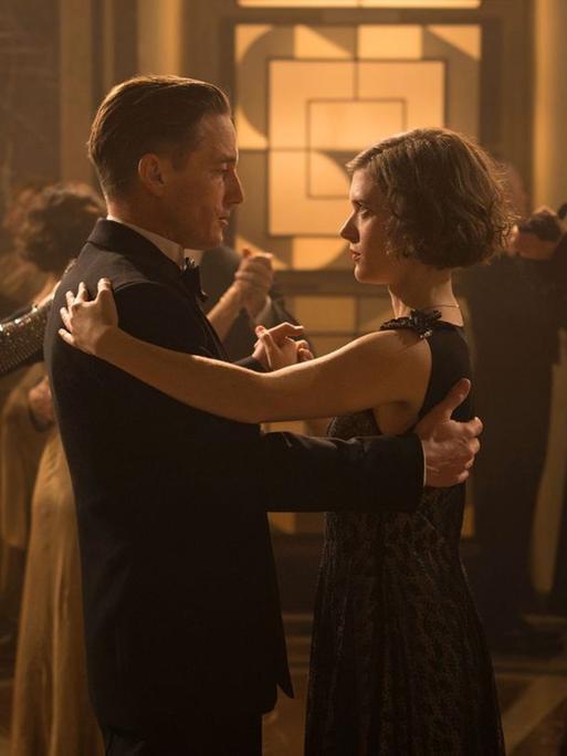 Gereon Rath (Volker Bruch) und Charlotte Ritter (Liv Lisa Fries) tanzen zusammen in der Serie "Babylon Berlin". Gereon Rath (Volker Bruch) und Charlotte Ritter (Liv Lisa Fries) tanzen zusammen in der Serie "Babylon Berlin".