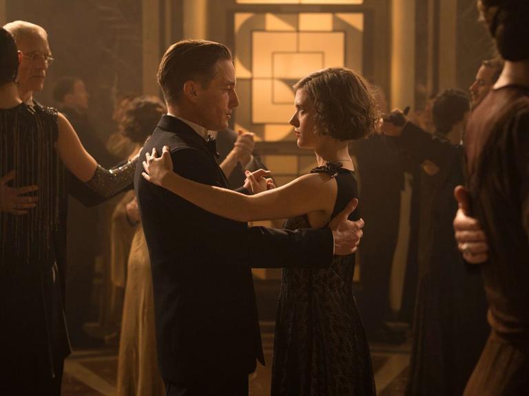 Gereon Rath (Volker Bruch) und Charlotte Ritter (Liv Lisa Fries) tanzen zusammen in der Serie "Babylon Berlin". Gereon Rath (Volker Bruch) und Charlotte Ritter (Liv Lisa Fries) tanzen zusammen in der Serie "Babylon Berlin".