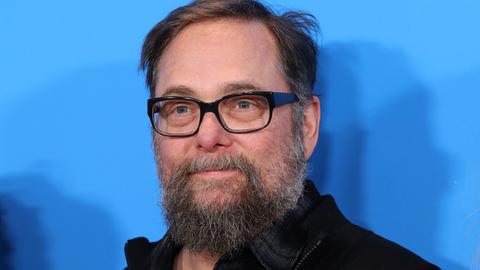 Regisseur Robert Schwentke posiert bei der Berlinale 2023 für ein Foto.