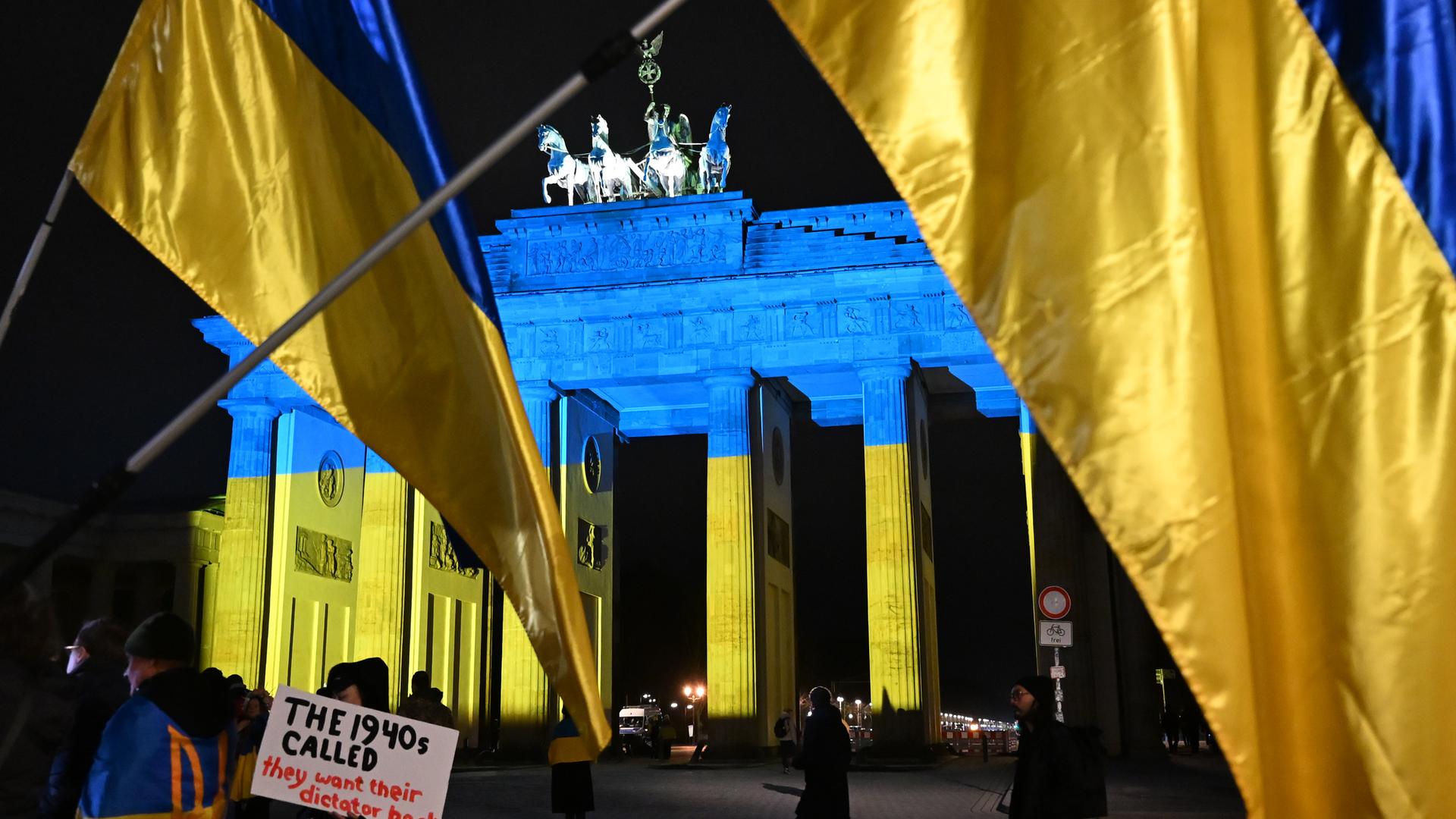 Das Brandenburger Tor wird in den Farben der Flagge der Ukraine angestrahlt