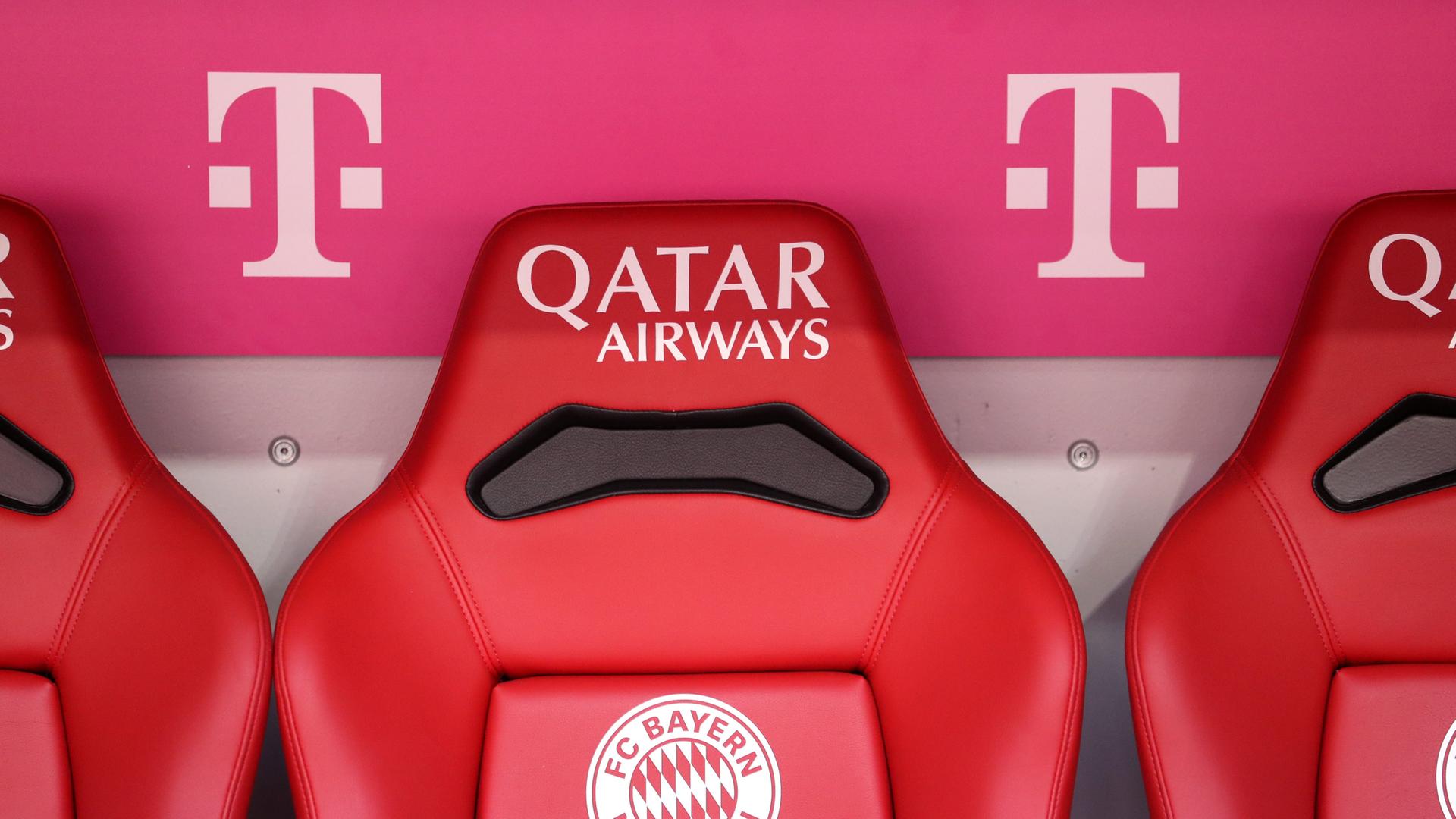 Quatar Airways Werbung auf den Sitzen der Auswechselbank des FC Bayern München Quatar Airways Werbung auf den Sitzen der Auswechselbank des FC Bayern München