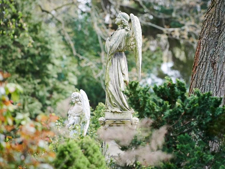 Zwei Engel stehen als Grabzierde im Friedrichswerderschen Friedhof an der Bergmannstrasse.
