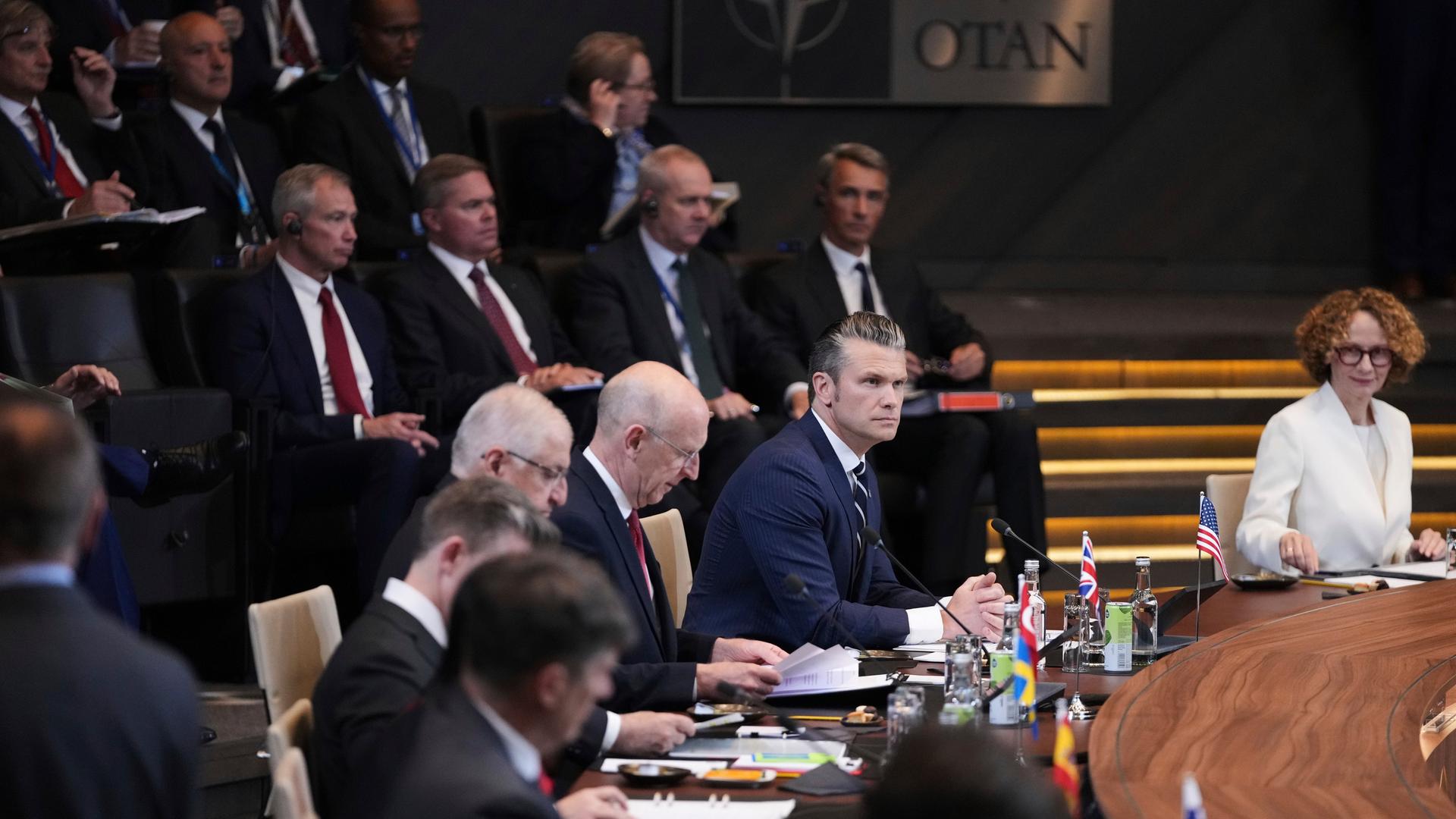 Verteidigungsminister Pete Hegseth (vorne,M) nimmt an einem Treffen der NATO-Verteidigungsminister im NATO-Hauptquartier teil. Verteidigungsminister Pete Hegseth (vorne,M) nimmt an einem Treffen der NATO-Verteidigungsminister im NATO-Hauptquartier teil.