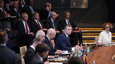 Verteidigungsminister Pete Hegseth (vorne,M) nimmt an einem Treffen der Nato-Verteidigungsminister im Nato-Hauptquartier teil. 