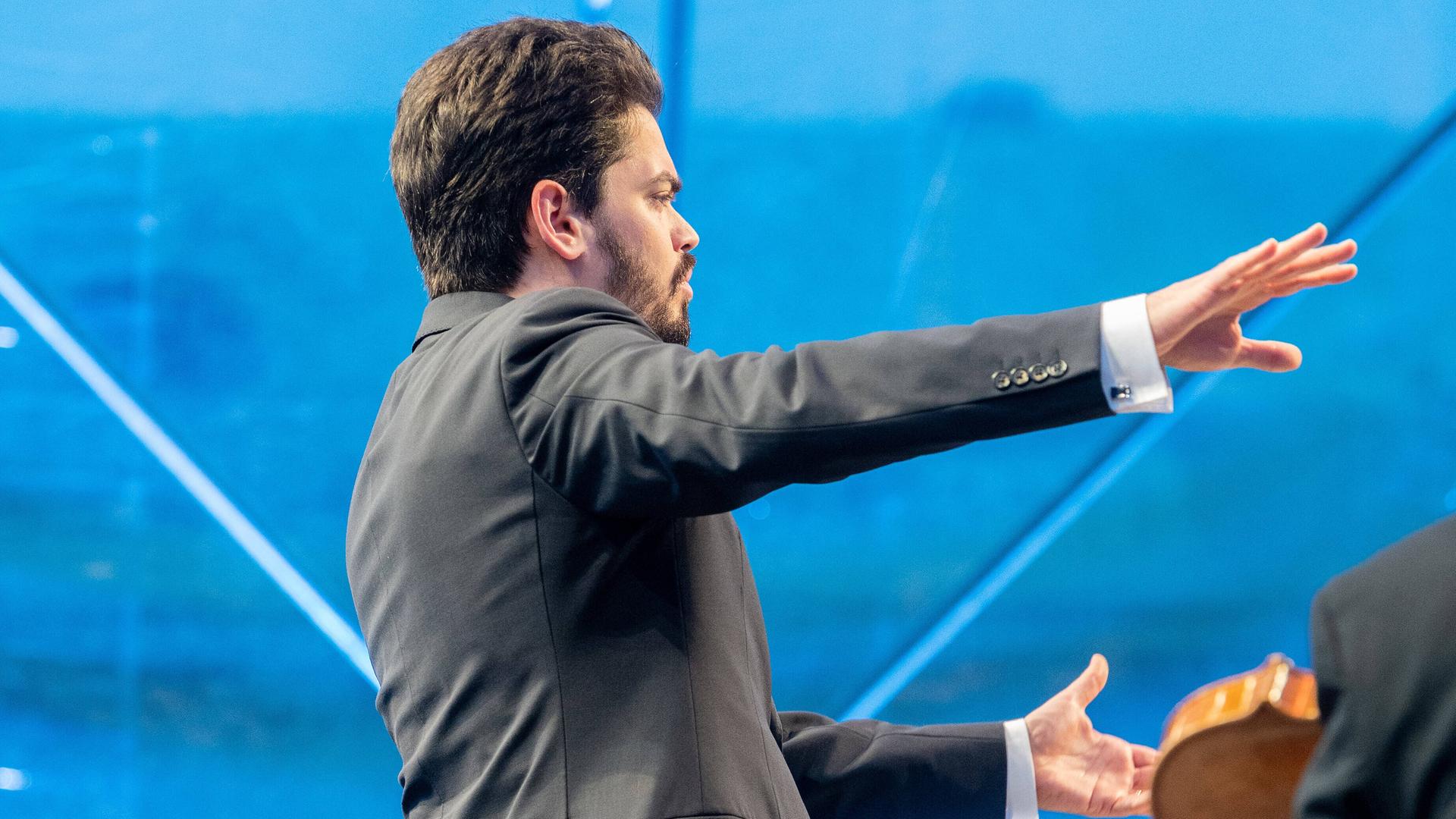 Dirigent Lahav Shani bei einem Konzert der Wiener Symphoniker am Heldenplatz der österreichischen Hauptstadt. 