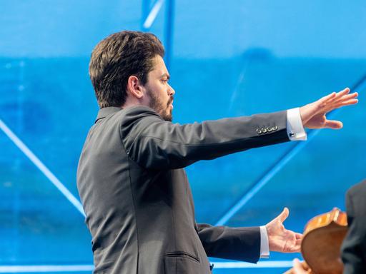 Dirigent Lahav Shani bei einem Konzert der Wiener Symphoniker am Heldenplatz der österreichischen Hauptstadt. 