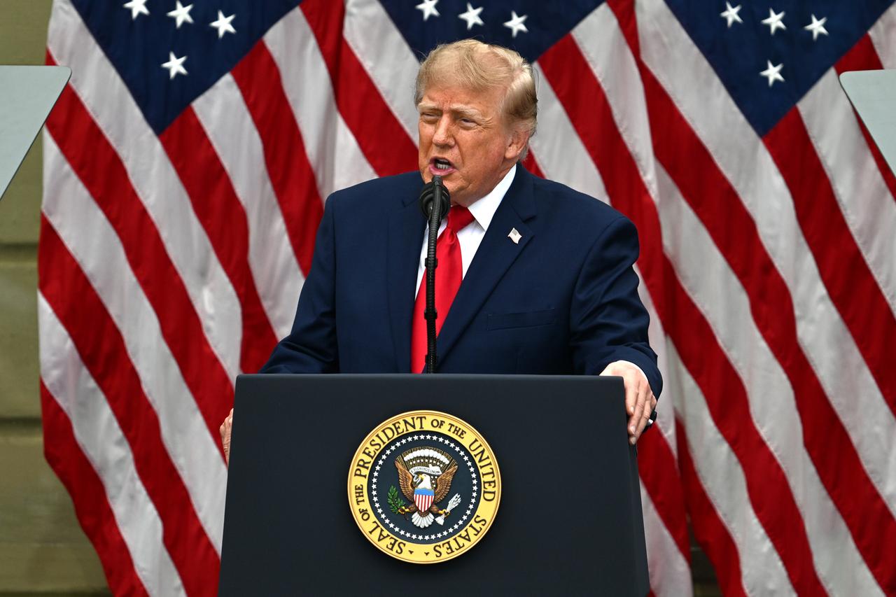 Donald Trump steht an einem Rednerpult, hinter ihm hängt die US-amerikanische Flagge. Donald Trump steht an einem Rednerpult, hinter ihm hängt die US-amerikanische Flagge.