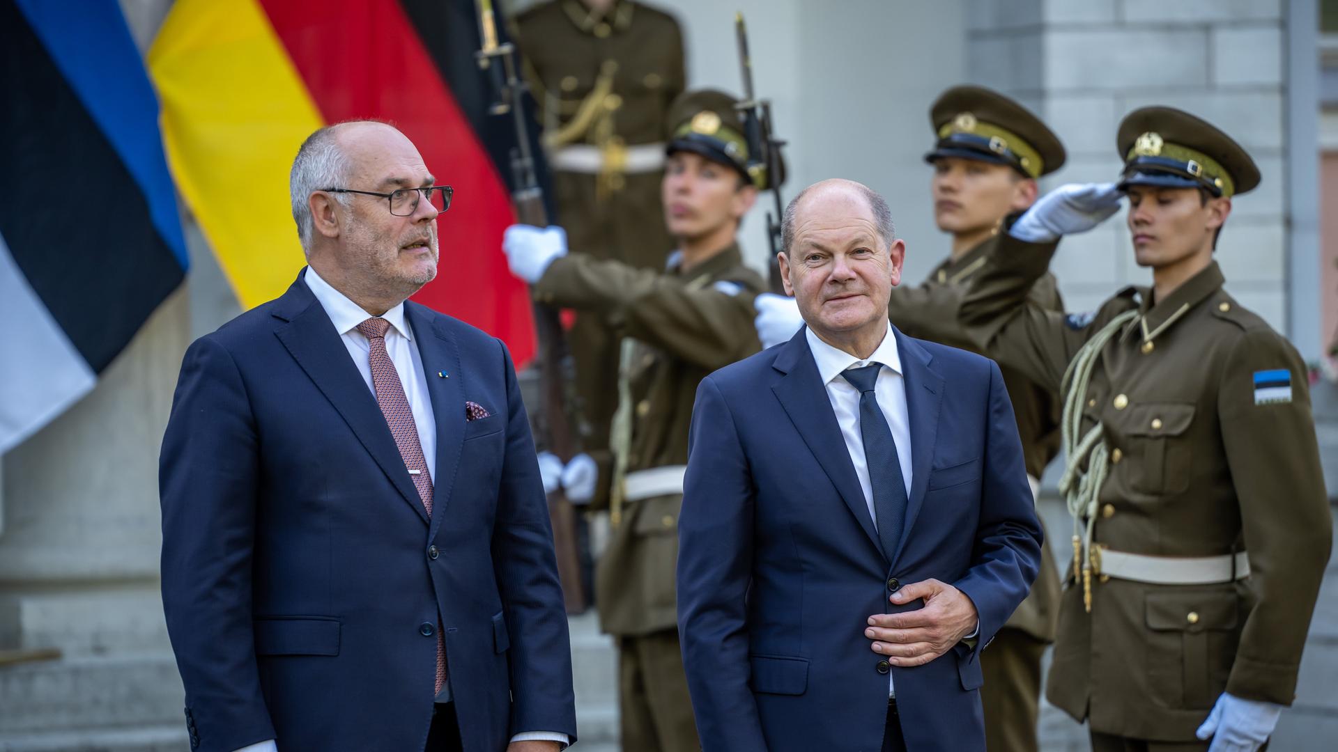 Scholz steht neben Alar Karis, dem Präsident, von Estland.