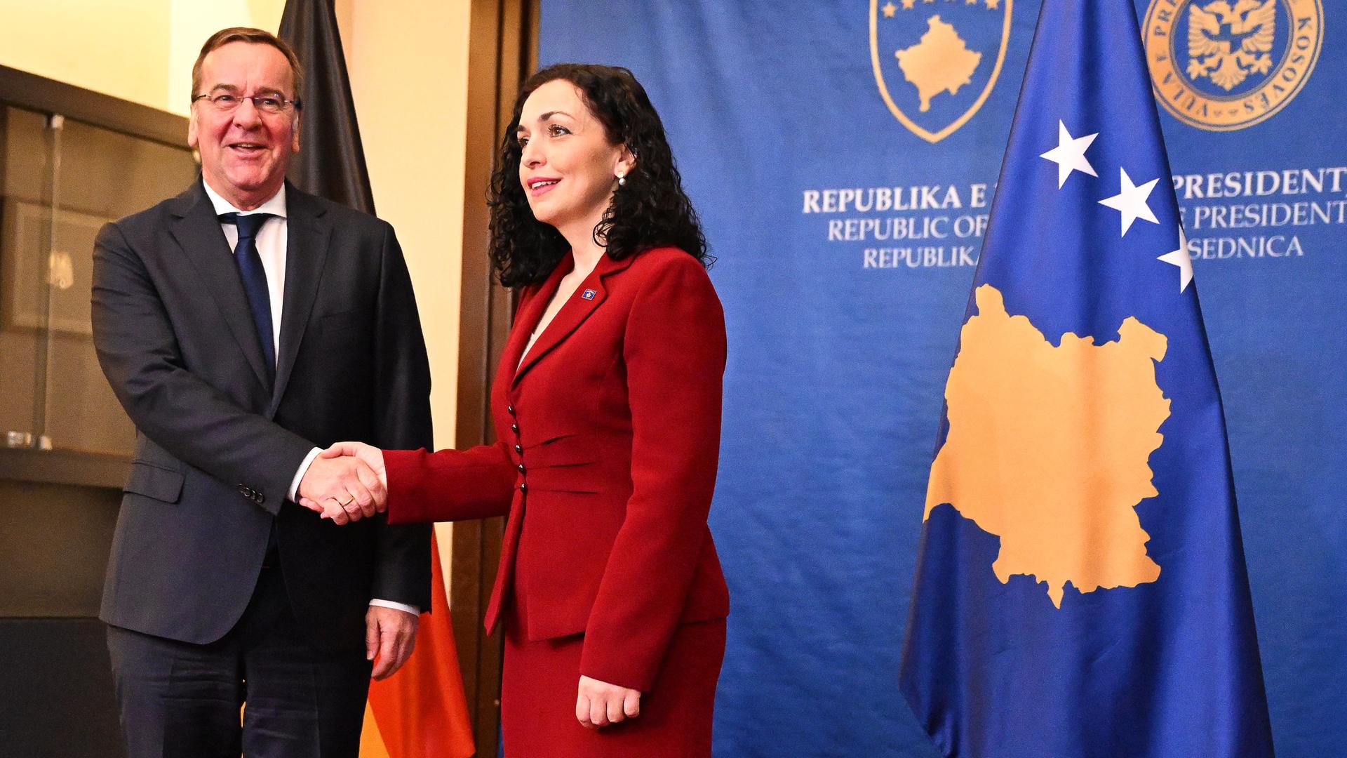 Boris Pistorius wird von Vjosa Osmani, Präsidentin der Republik Kosovo, per Handschlag begrüßt.