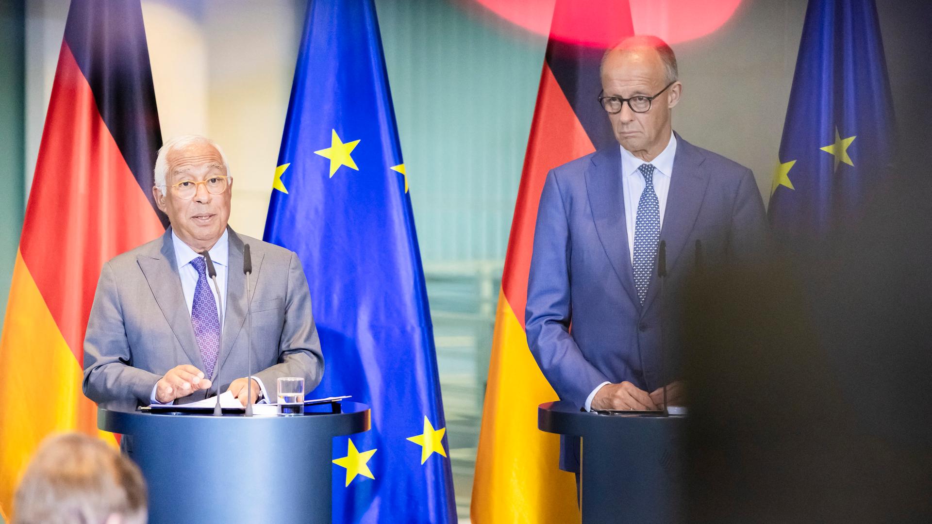 Bundeskanzler Merz und EU-Ratspräsident Costa stehen an Redepulten nebeneinander. Im Hintergrund sind Fahnen Deutschlands und der EU aufgestellt.
