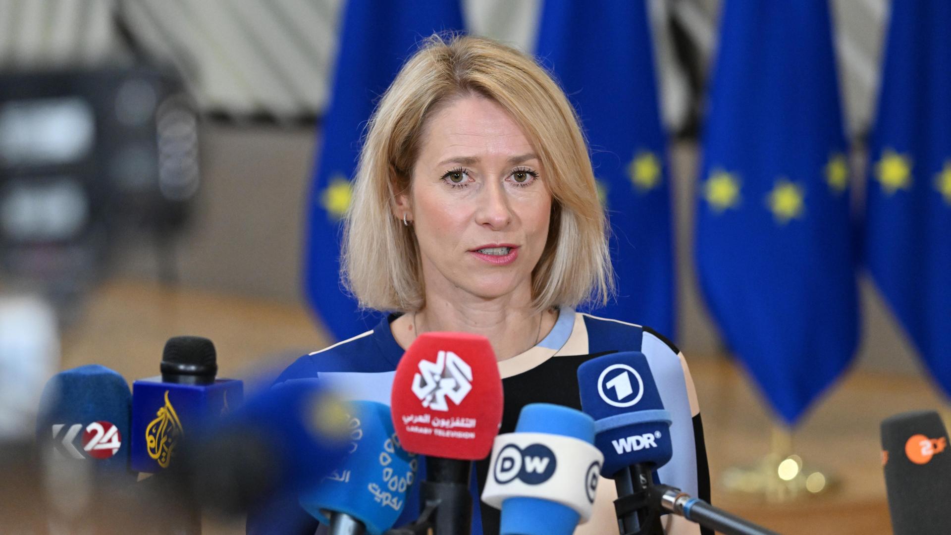 Die EU-Hohe Vertreterin für Außen- und Sicherheitspolitik, Kaja Kallas, äußert sich vor der Presse im Vorfeld des ersten offiziellen Treffens der Verteidigungsminister der EU-Mitgliedstaaten in Brüssel. Die EU-Hohe Vertreterin für Außen- und Sicherheitspolitik, Kaja Kallas, äußert sich vor der Presse im Vorfeld des ersten offiziellen Treffens der Verteidigungsminister der EU-Mitgliedstaaten in Brüssel.